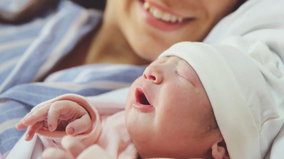 100+ Nama Bayi Perempuan Modern Paling Aesthetic, Super Elegan & Penuh Makna! 20 nama bayi perempuan modern-ibu dan bayinya