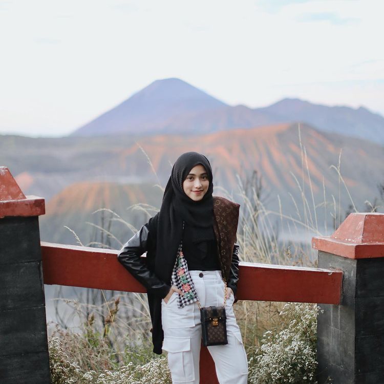 8 Inspirasi Outfit ke Bromo yang Hangat, Tapi Tetap Stylish! 11 outfit jaket jeans wanita