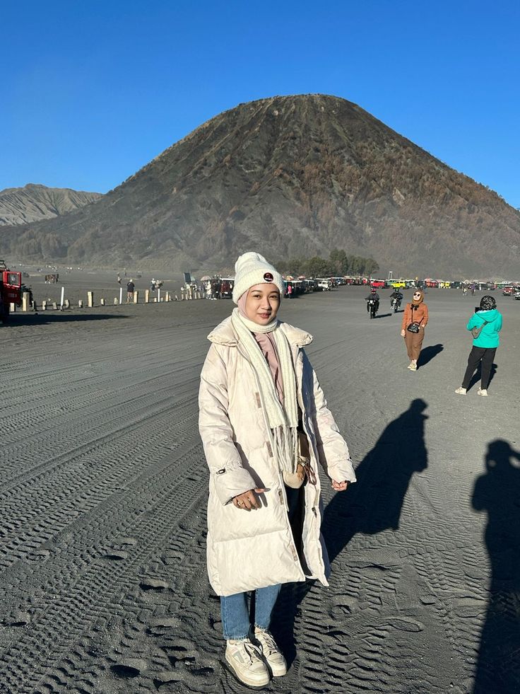 8 Inspirasi Outfit ke Bromo yang Hangat, Tapi Tetap Stylish! 9 outfit wisata bromo long coat