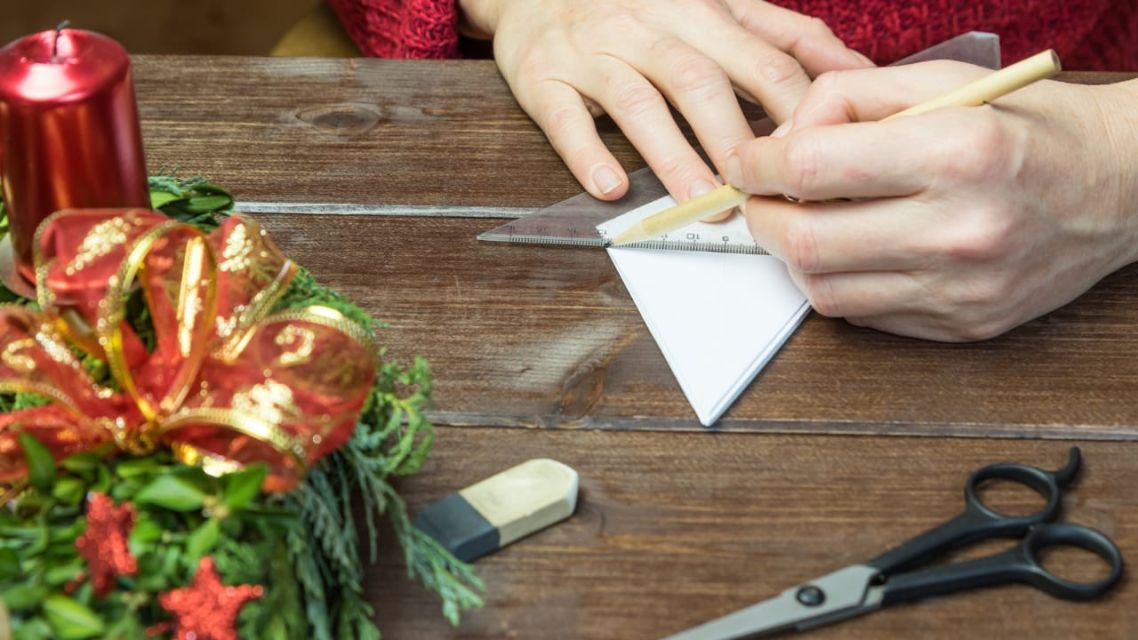 9 Ide Hiasan Pohon Natal Kreatif untuk Natalmu Lebih Berwarna 26 Hiasan Pohon Natal Tema “Art Tree”