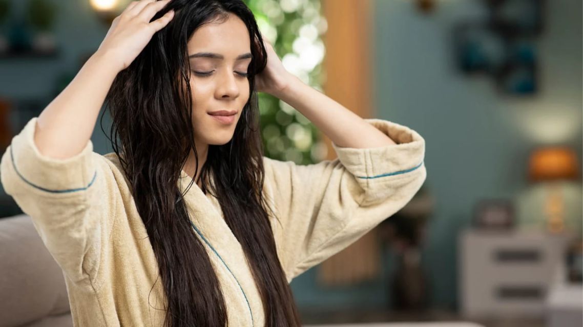 Ritual Mengatasi Rambut Rontok: 7 Langkah Ampuh yang Bikin Rambut Kuat dari Akarnya 20 ritual mengatasi rambut rontok-Pijat Minyak Rosemary