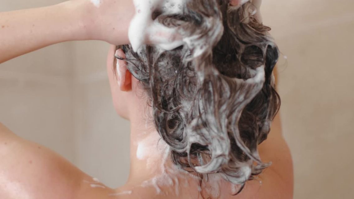 Ritual Mengatasi Rambut Rontok: 7 Langkah Ampuh yang Bikin Rambut Kuat dari Akarnya 21 ritual mengatasi rambut rontok-atur pula keramas
