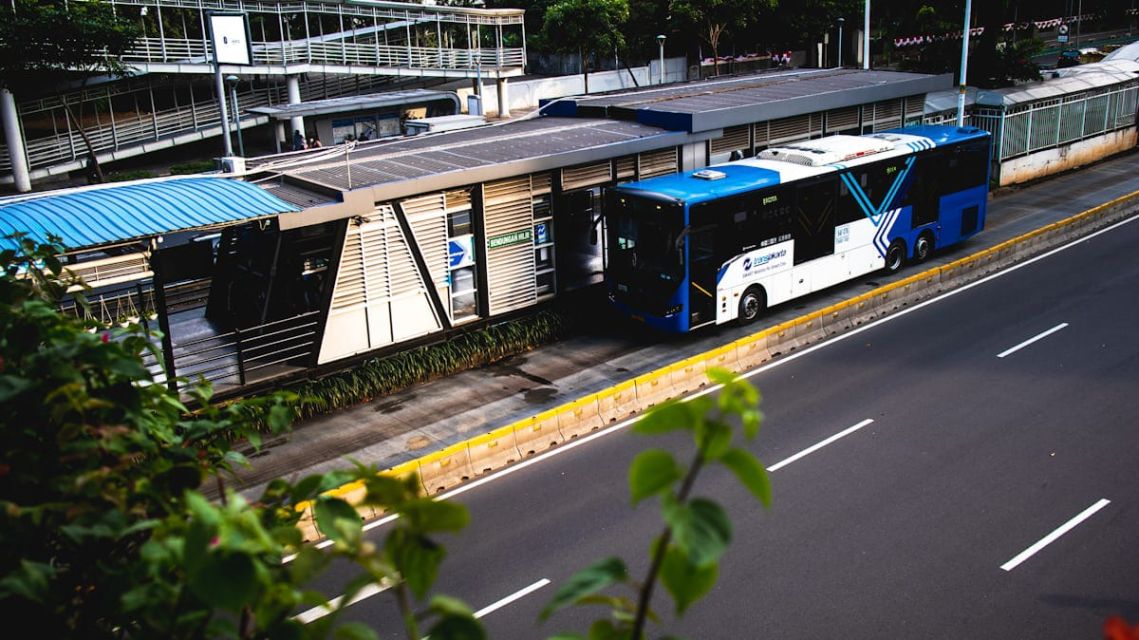 Cari Kontrakan di Jakarta Selatan? Ini Keunggulan & Rekomendasi Hunian Terbaiknya 9 trans jakarta-akses transportasi kontrakan di Jakarta Selatan