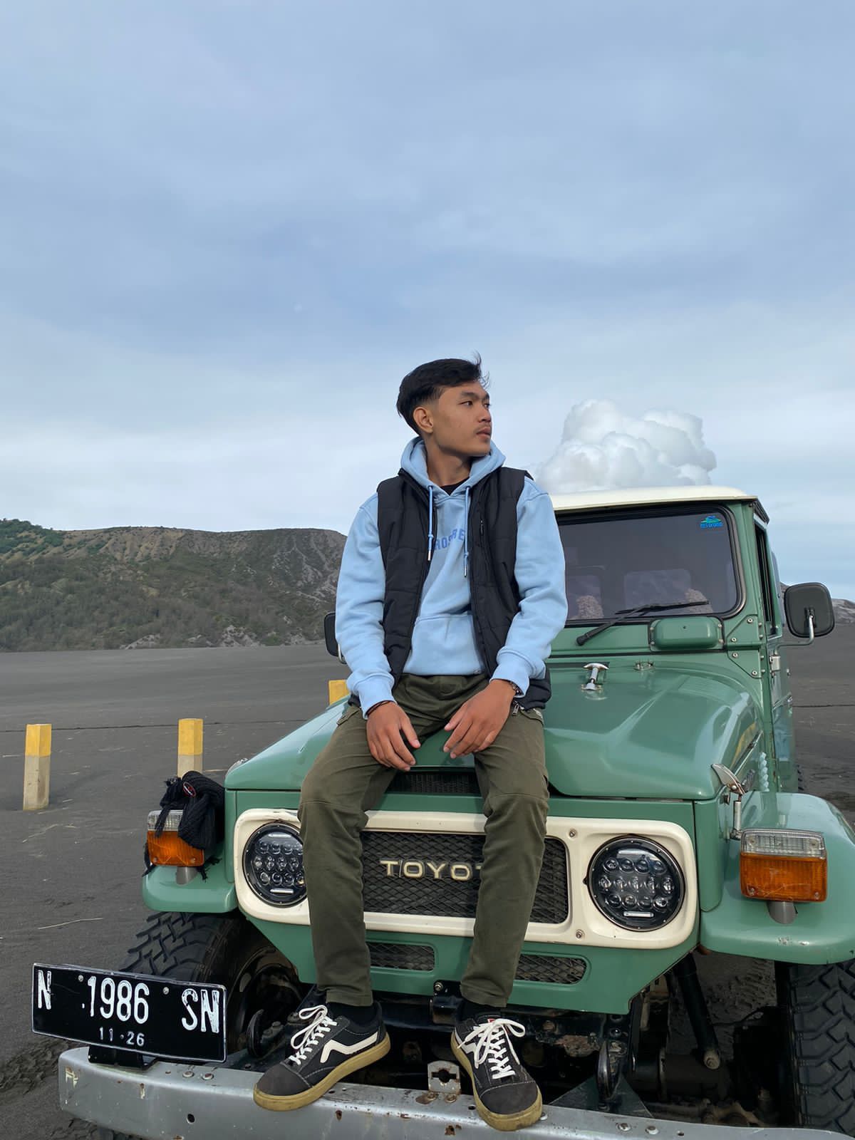 8 Inspirasi Outfit ke Bromo yang Hangat, Tapi Tetap Stylish! 14 hoodie pria