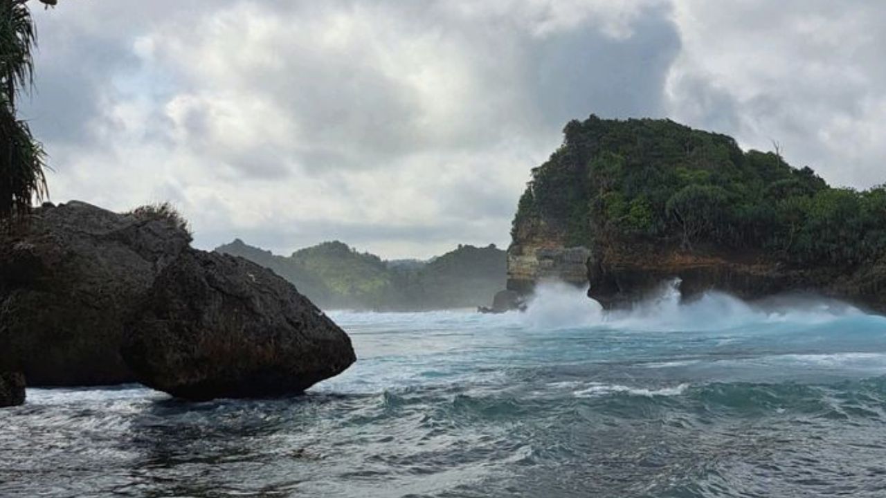 13 Spot Wisata Hits di Malang yang Bikin Pengin Balik Lagi, dari Jejak Sejarah, Pesona Alam, Kuliner, sampai yang Paling Ikonik 23 Pantai Batu Bengkung
