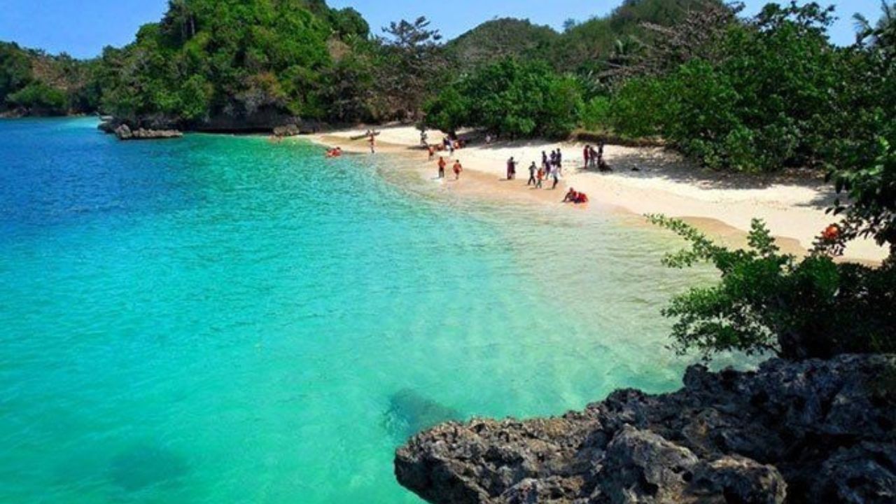 13 Spot Wisata Hits di Malang yang Bikin Pengin Balik Lagi, dari Jejak Sejarah, Pesona Alam, Kuliner, sampai yang Paling Ikonik 24 Pantai Gatra