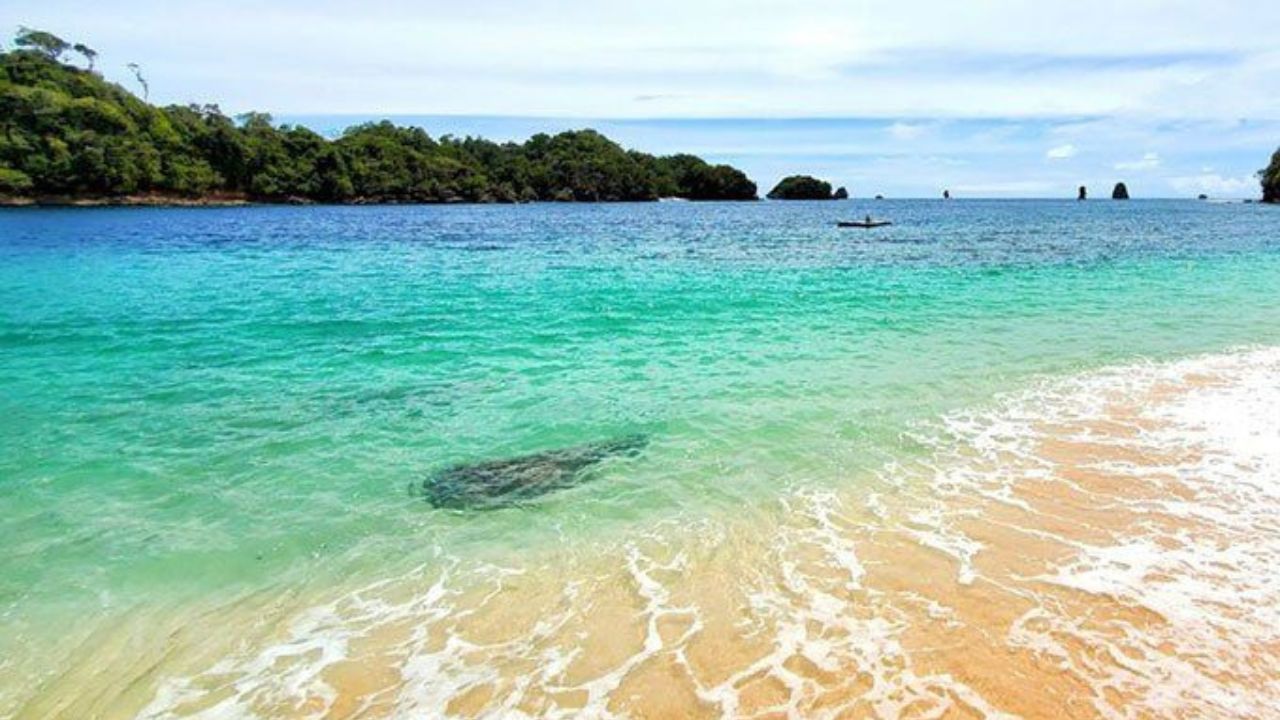 13 Spot Wisata Hits di Malang yang Bikin Pengin Balik Lagi, dari Jejak Sejarah, Pesona Alam, Kuliner, sampai yang Paling Ikonik 22 Pantai Tiga Warna