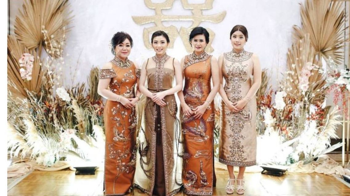 12 Inspirasi Cheongsam Modern Nggak Harus Merah Klasik, Tetap Meriah dan Bermakna 22 Cheongsam Earth Tone