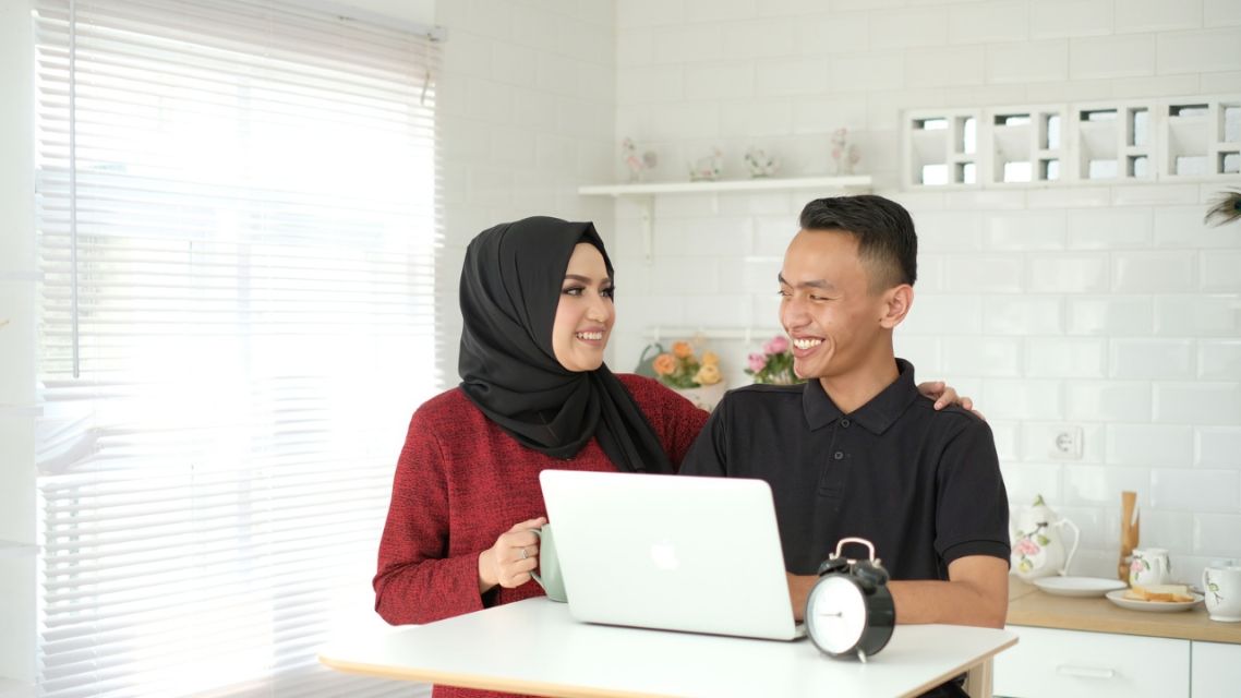 7 Fakta Jujur Peran Suami Istri Masa Kini yang Bikin Kaget, Nggak Sesederhana Zaman Dulu! 9 Fakta Jujur Peran Suami Istri Masa Kini-peran finansial