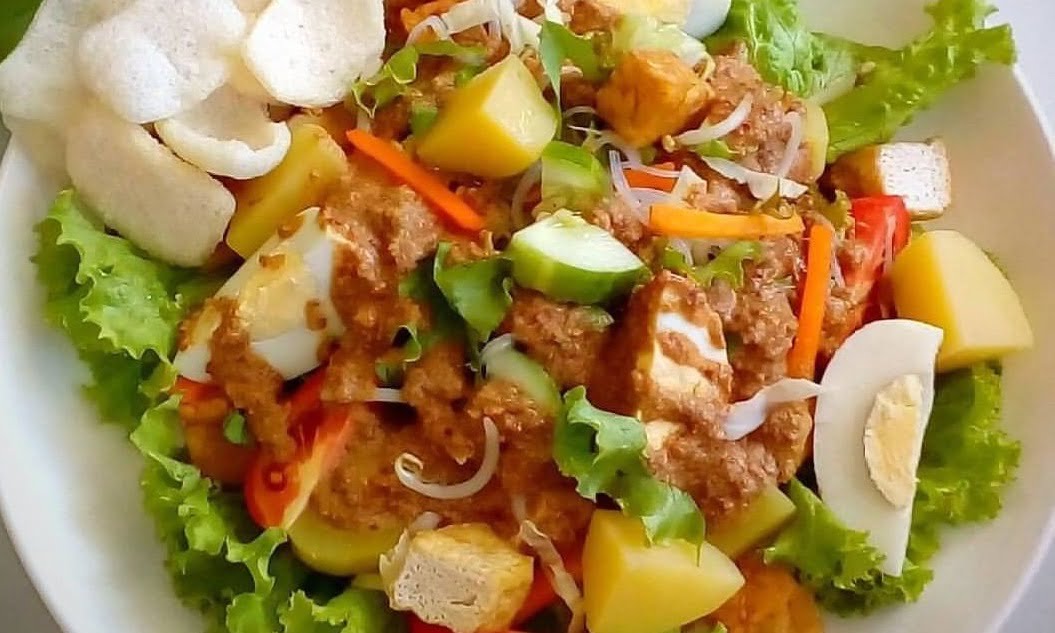 10 Menu Halal Bihalal yang Bikin Suasana Lebaran Makin Hangat 17 hipwee-Gado_gado_jakarta