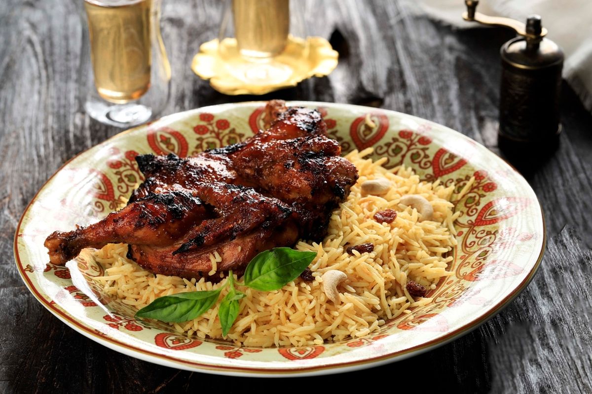 10 Menu Halal Bihalal yang Bikin Suasana Lebaran Makin Hangat 15 hipwee-Menu halal-bihalal nasi kebuli ayam .