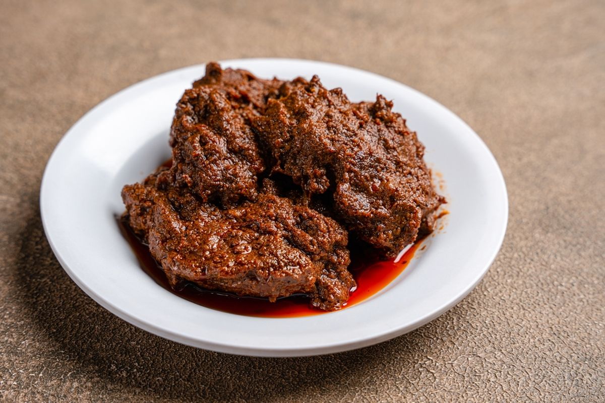 10 Menu Halal Bihalal yang Bikin Suasana Lebaran Makin Hangat 12 hipwee-Menu halal-bihalal rendang daging