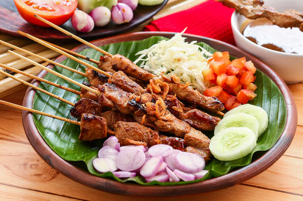10 Menu Halal Bihalal yang Bikin Suasana Lebaran Makin Hangat 14 hipwee-Menu halal-bihalal sate ayam