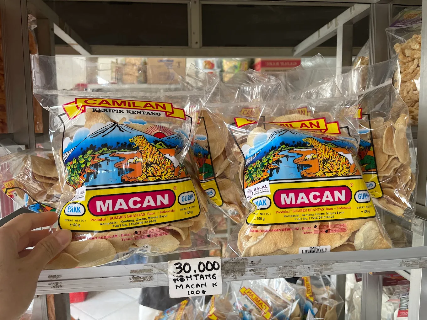 hipwee-Oleh-oleh khas Malang Keripik Kentang Cap Macan