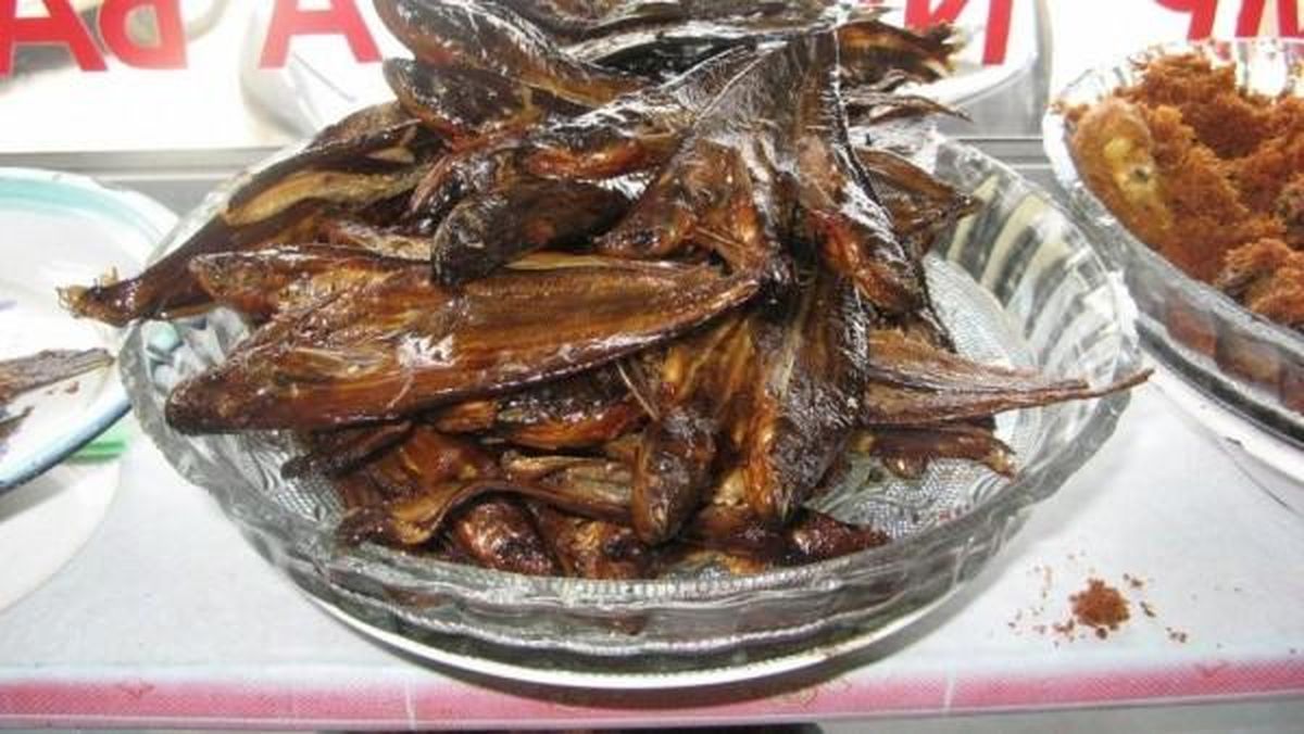 7 Oleh-Oleh Khas Pekanbaru yang Cocok untuk Keluarga dan Teman Kantor 14 hipwee-Oleh-oleh khas Pekanbaru Ikan Asap Selais