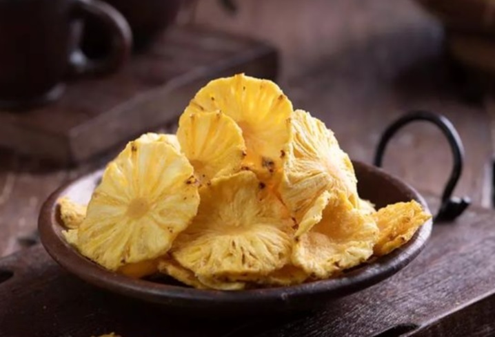 7 Oleh-Oleh Khas Pekanbaru yang Cocok untuk Keluarga dan Teman Kantor 12 hipwee-Oleh-oleh khas Pekanbaru Keripik nanas