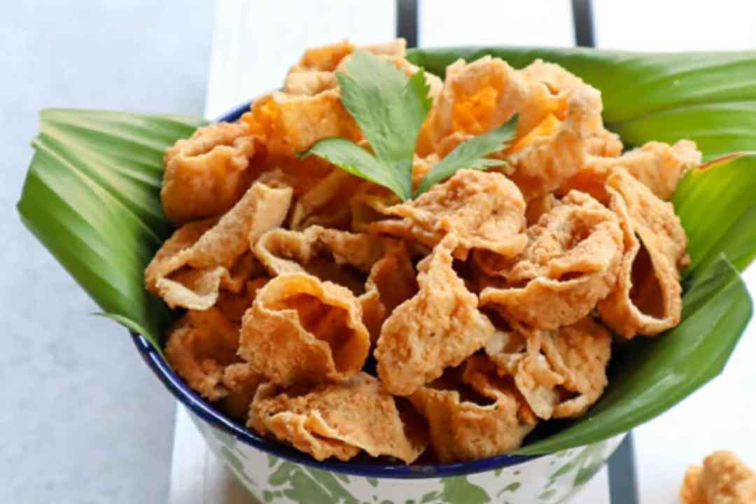 10 Rekomendasi Oleh-oleh Khas Tegal yang Wajib Kamu Bawa Pulang 20 hipwee-Oleh-oleh khas Tegal Keripik tahu