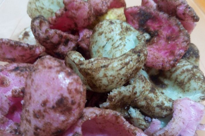 10 Rekomendasi Oleh-oleh Khas Tegal yang Wajib Kamu Bawa Pulang 18 hipwee-Oleh-oleh khas Tegal Kerupuk Antor