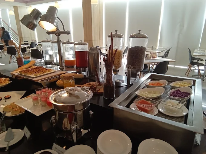 hipwee-Rekomendasi tempat bukber di Karawang Favehotel Karawang