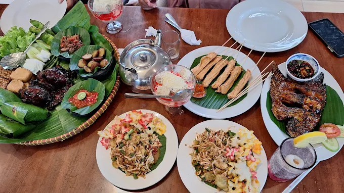 hipwee-Rekomendasi tempat bukber di Karawang Saung Kuring