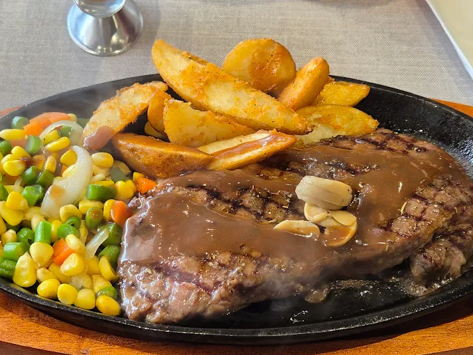 hipwee-Rekomendasi tempat bukber di Karawang Steak 21