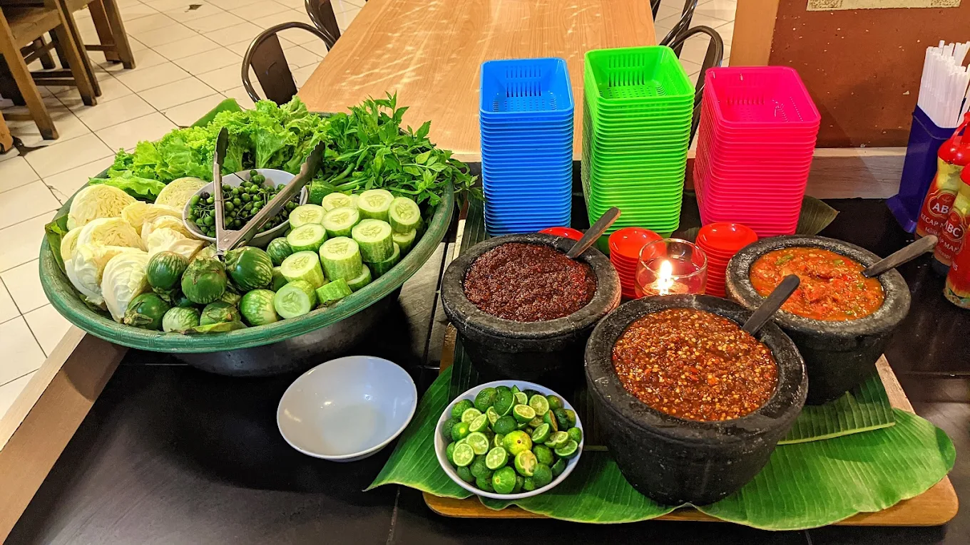 hipwee-TEmpat bukber di Cimahi Warung Nasi Ampera Cibabat
