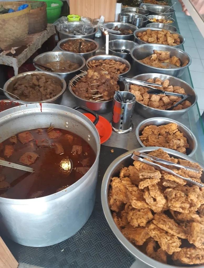 hipwee-Tempat Bukber di Cirebon Nasi Jamblang Mang Dul