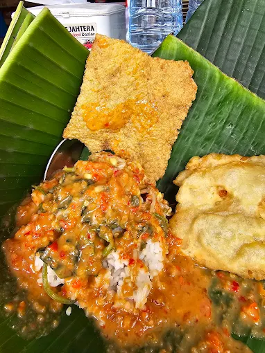 8 Tempat Bukber di Madiun, dari Tradisional Hingga Modern Semua Ada 14 hipwee-Tempat Bukber di Madiun Warung Nasi Pecel Pojok