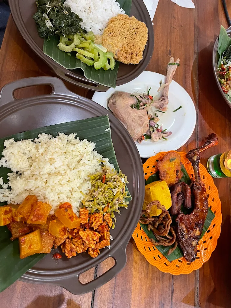 hipwee-Tempat bukber di Cimahi Gedong 55 Masakan Sunda Baheula