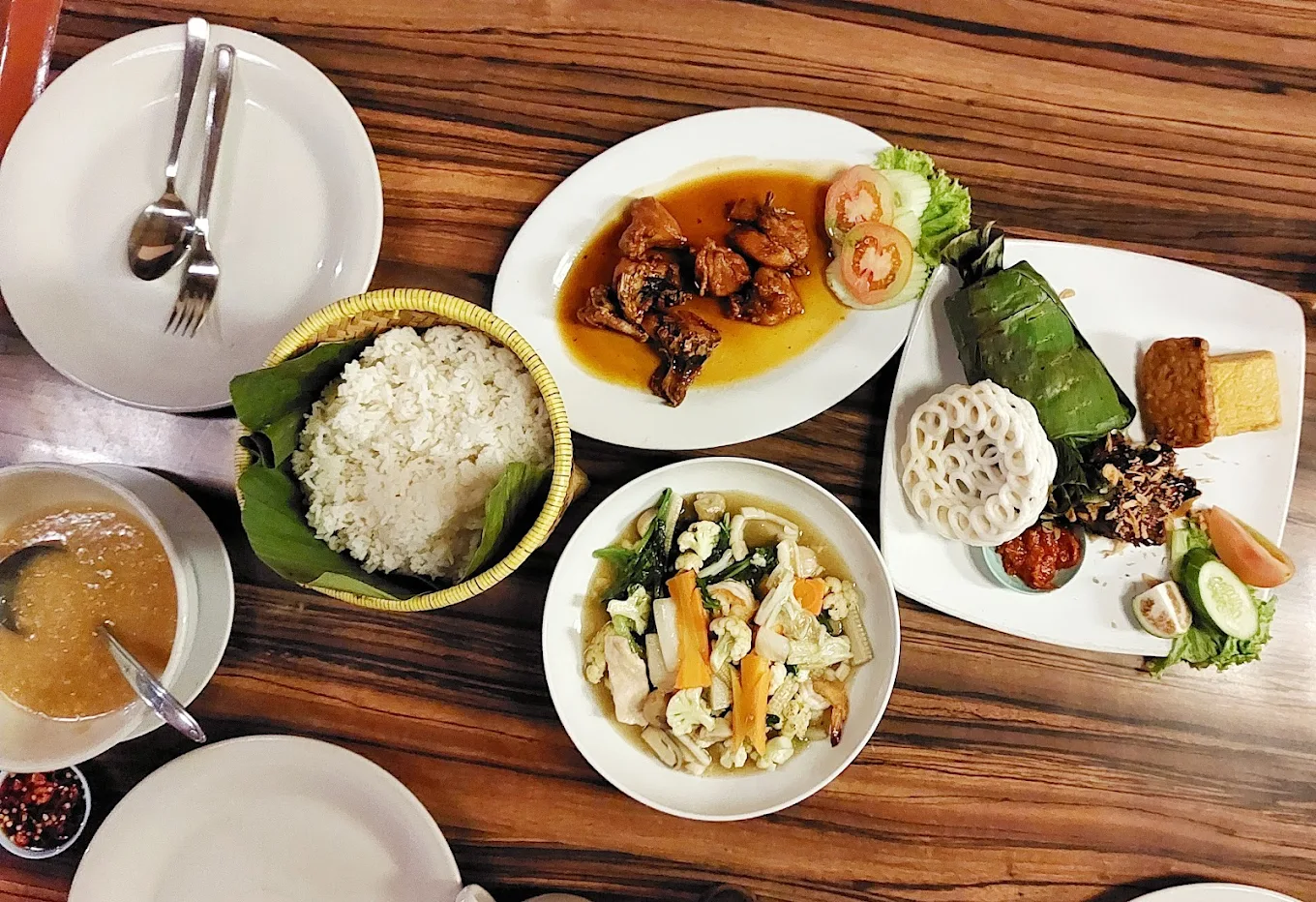 hipwee-Tempat bukber di Garut Bale Tingtim Pujasega Resto