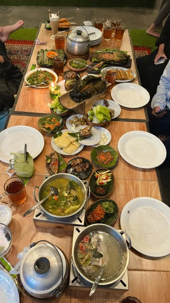 hipwee-Tempat bukber di Garut Rumah Makan Khas Sunda Cibiuk