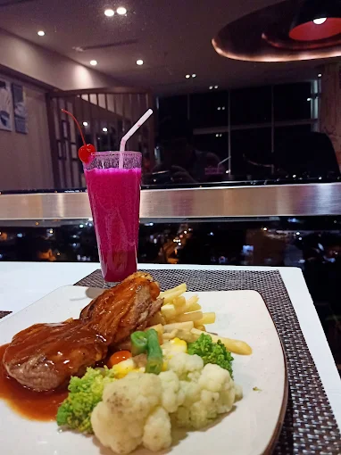 hipwee-Tempat bukber di Padang Skyline restaurant Ibis Hotel Padang