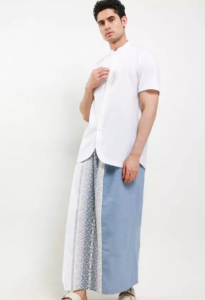 7 Baju Lebaran Pria Keren untuk Tampil Menawan di Hari Raya 14 celana sarung