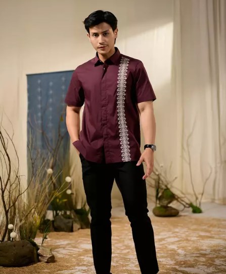 7 Baju Lebaran Pria Keren untuk Tampil Menawan di Hari Raya 13 kemeja muslim