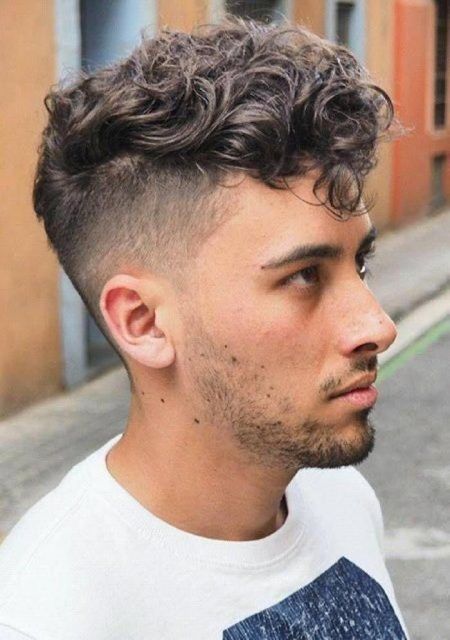 9 Style Rambut Ikal Pria yang Terlihat Kece dan Maskulin 10
