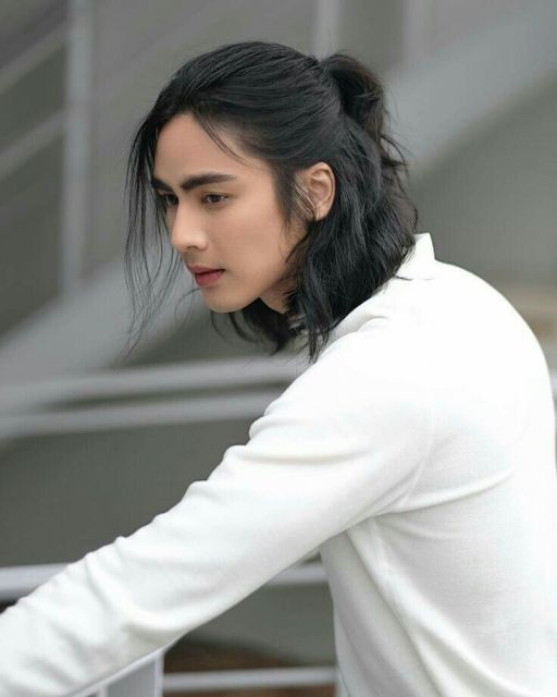 7 Style Rambut Gondrong Rapi yang Bikin Ketampananmu Paripurna! 11