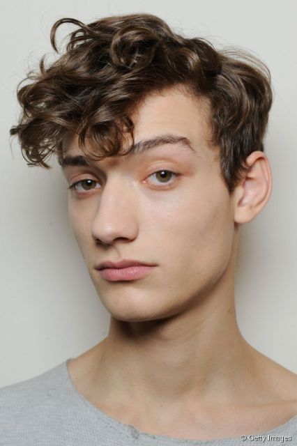 9 Style Rambut Ikal Pria yang Terlihat Kece dan Maskulin 15