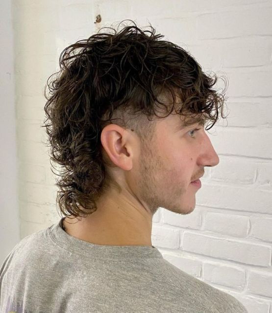 9 Style Rambut Ikal Pria yang Terlihat Kece dan Maskulin 18