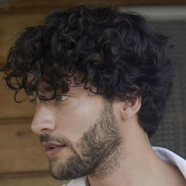 9 Style Rambut Ikal Pria yang Terlihat Kece dan Maskulin 16