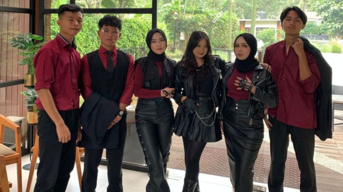 11 Dresscode Bukber Ramadan 2026 Paling Seru dan Stylish yang Bikin Acara Makin Berkesan 23 Tema Midnight Burgundy yang Elegan