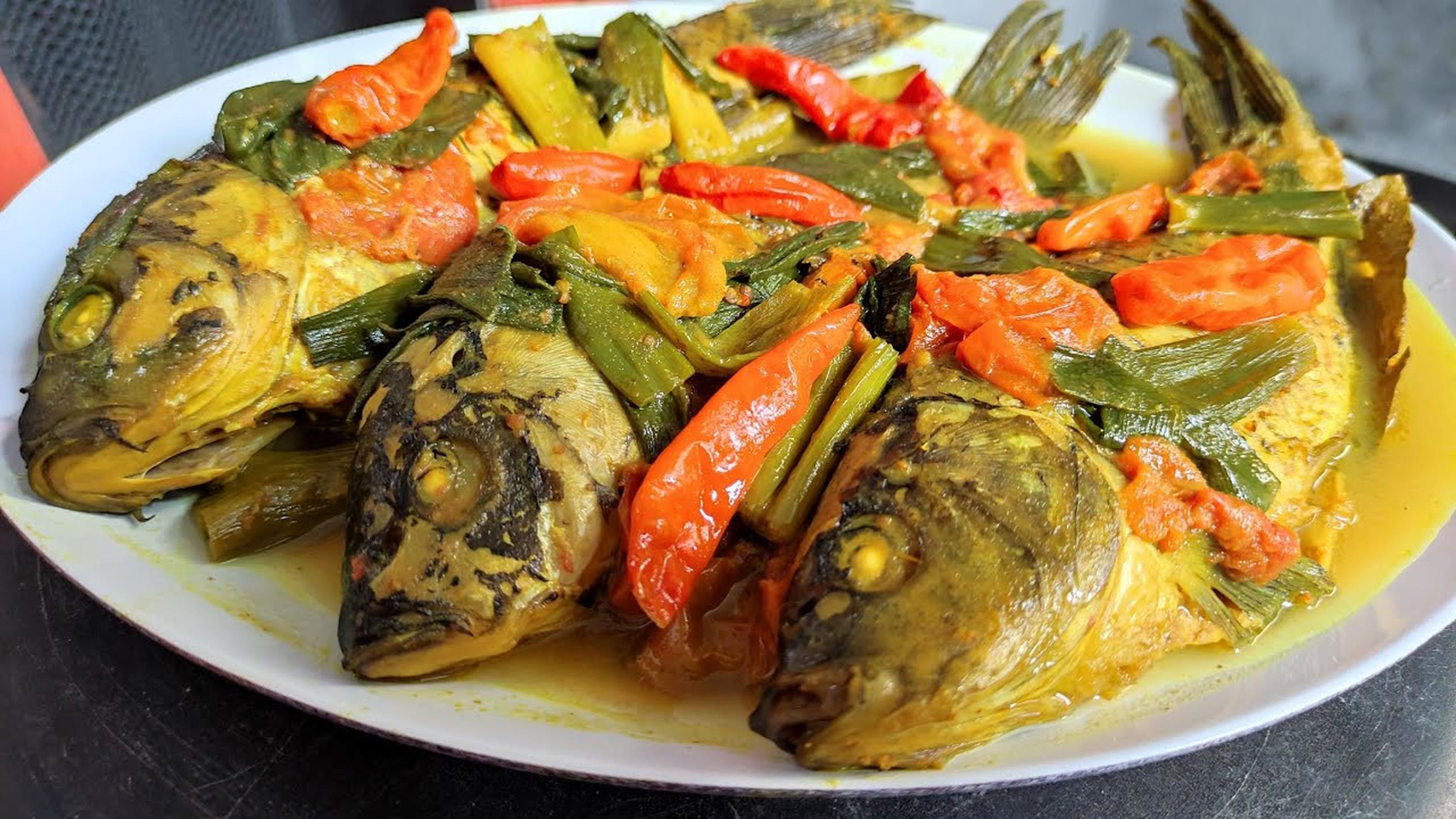 5 Resep Olahan Ikan Mas yang Bikin Makan Nggak Sekadar Kenyang, Tapi Juga Nagih 8 hipwee-resep olahan-ikan-mas-Pindang_Ikan_Mas