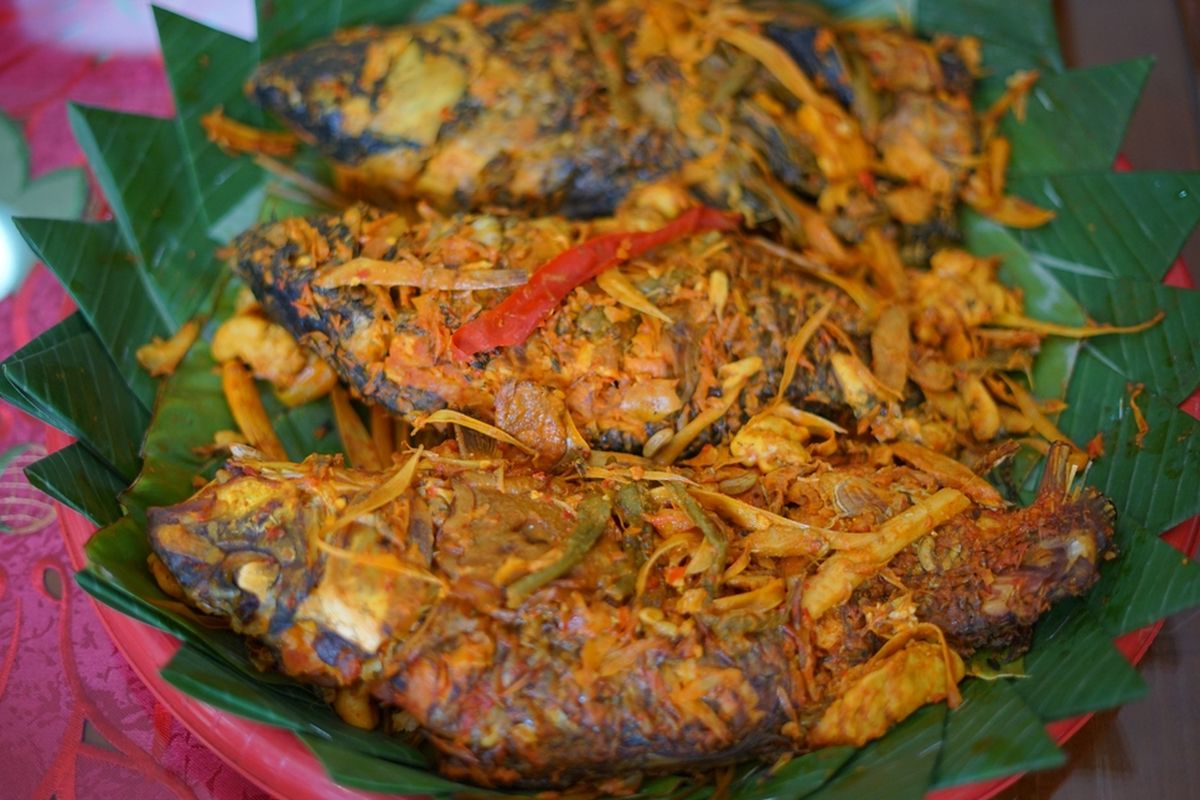 5 Resep Olahan Ikan Mas yang Bikin Makan Nggak Sekadar Kenyang, Tapi Juga Nagih 7 hipwee-resep-olahan-ikan-mas-Arsik ikan mas