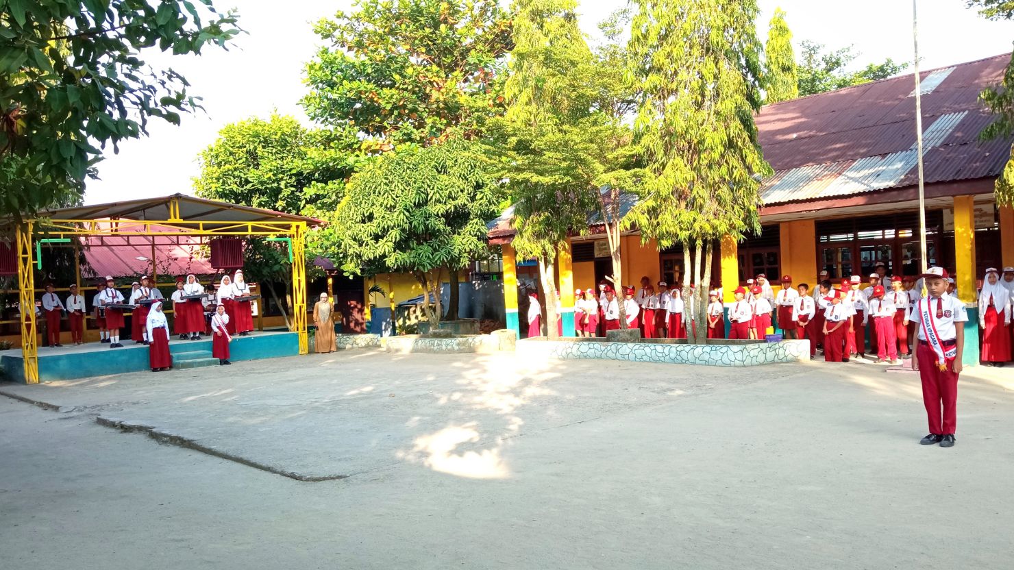 5 Contoh Sambutan Pembina Upacara Hari Senin yang Singkat dan Padat 7 hipwee-Contoh teks sambutan pembina upacara