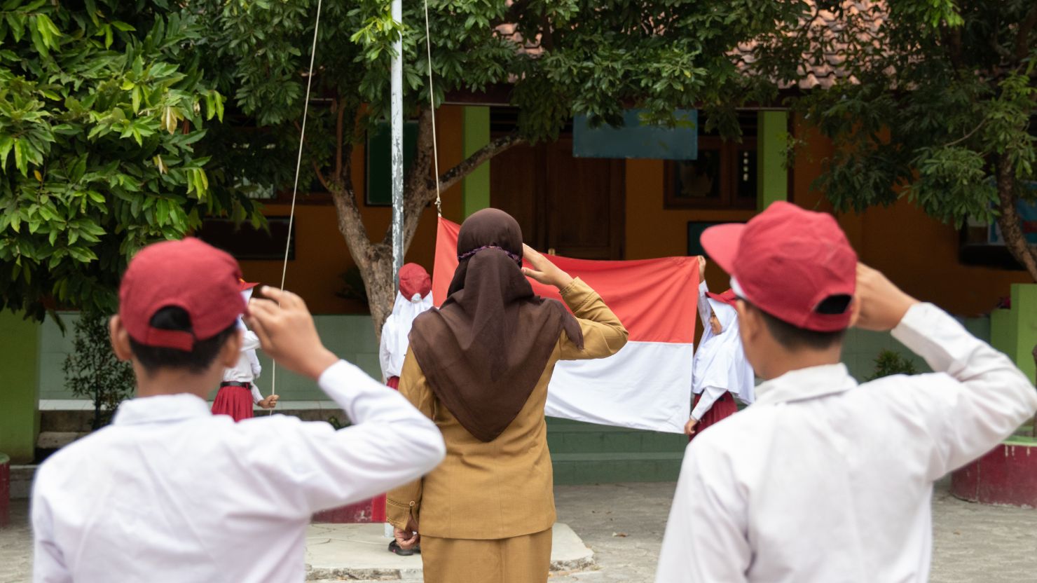 5 Contoh Sambutan Pembina Upacara Hari Senin yang Singkat dan Padat 8 hipwee-Contoh teks sambutan pembina upacara (1)