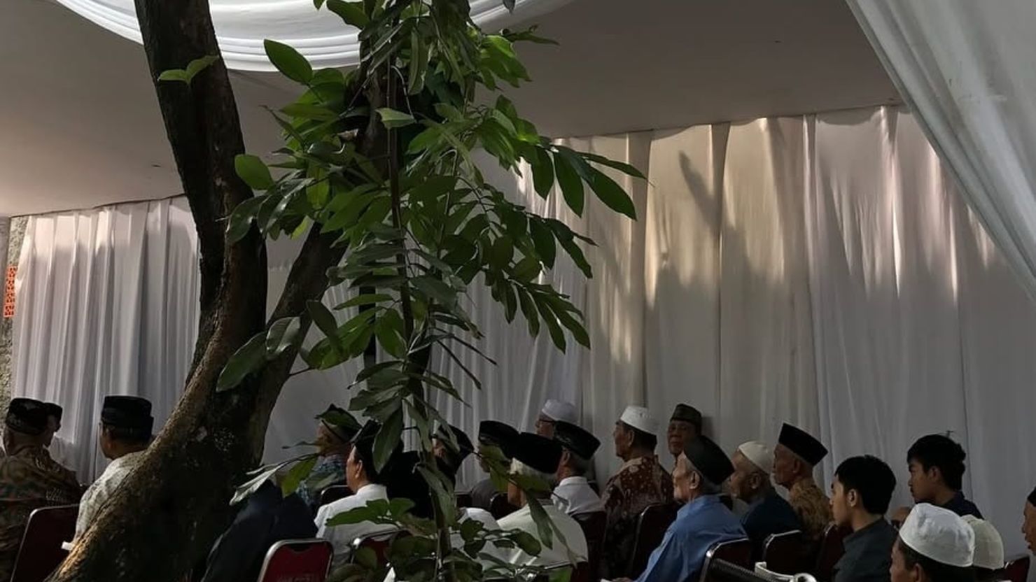 5 Contoh Undangan Walimatussafar Haji yang Hangat dan Akrab 8 hipwee-Contoh undangan walimatussafar haji