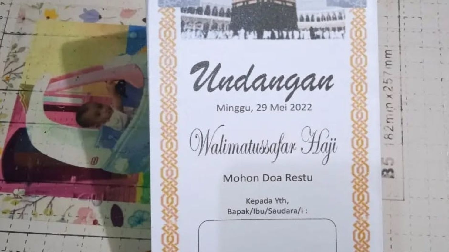 5 Contoh Undangan Walimatussafar Haji yang Hangat dan Akrab 6 hipwee-Contoh undangan walimatussafar haji