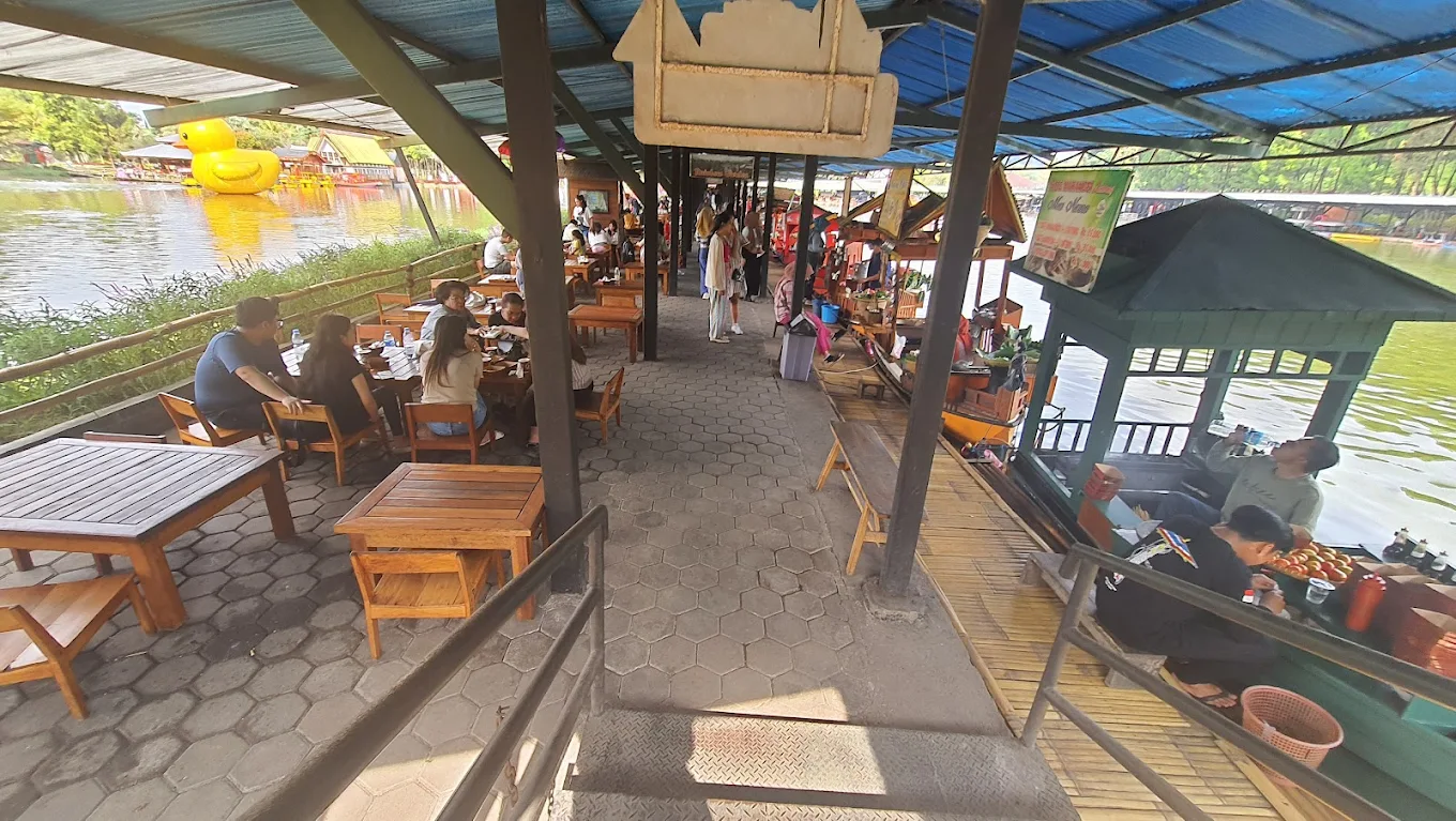 hipwee-Tempat makan di Lembang Floating Market Lembang