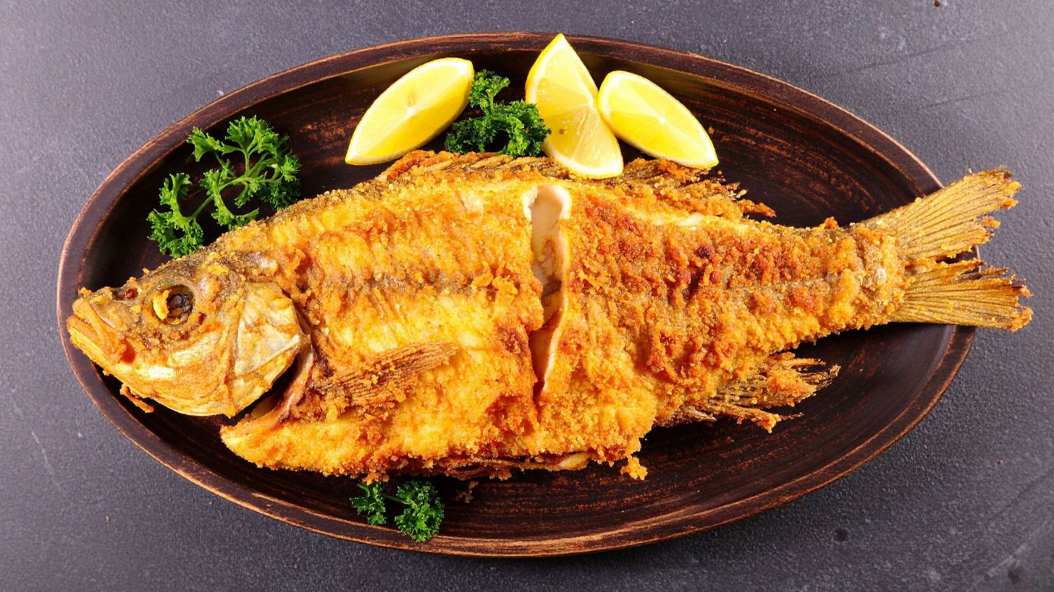 5 Resep Olahan Ikan Mas yang Bikin Makan Nggak Sekadar Kenyang, Tapi Juga Nagih 10 hipwee-resep olahan ikan mas Ikan mas goreng bumbu kuning
