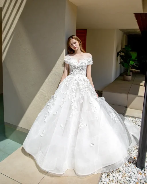 10 Inspirasi Gaun Pengantin Korea yang Bikin Kamu Seperti Princess! 17