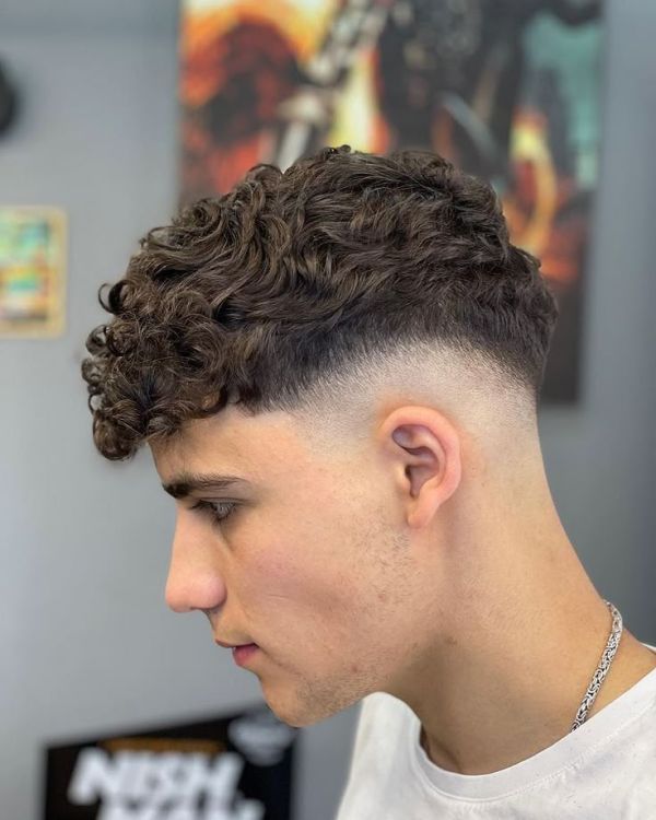 Rekomendasi Potongan Rambut Pria Low Fade, Gaya Simpel yang Bikin Muka Makin Fresh 18 Low fade curly top Credit photo via Pinterest